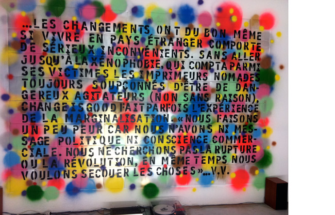 8/12- Pochettes de disques assemblées pour créer un mur sonore, Le Portique, 2011
